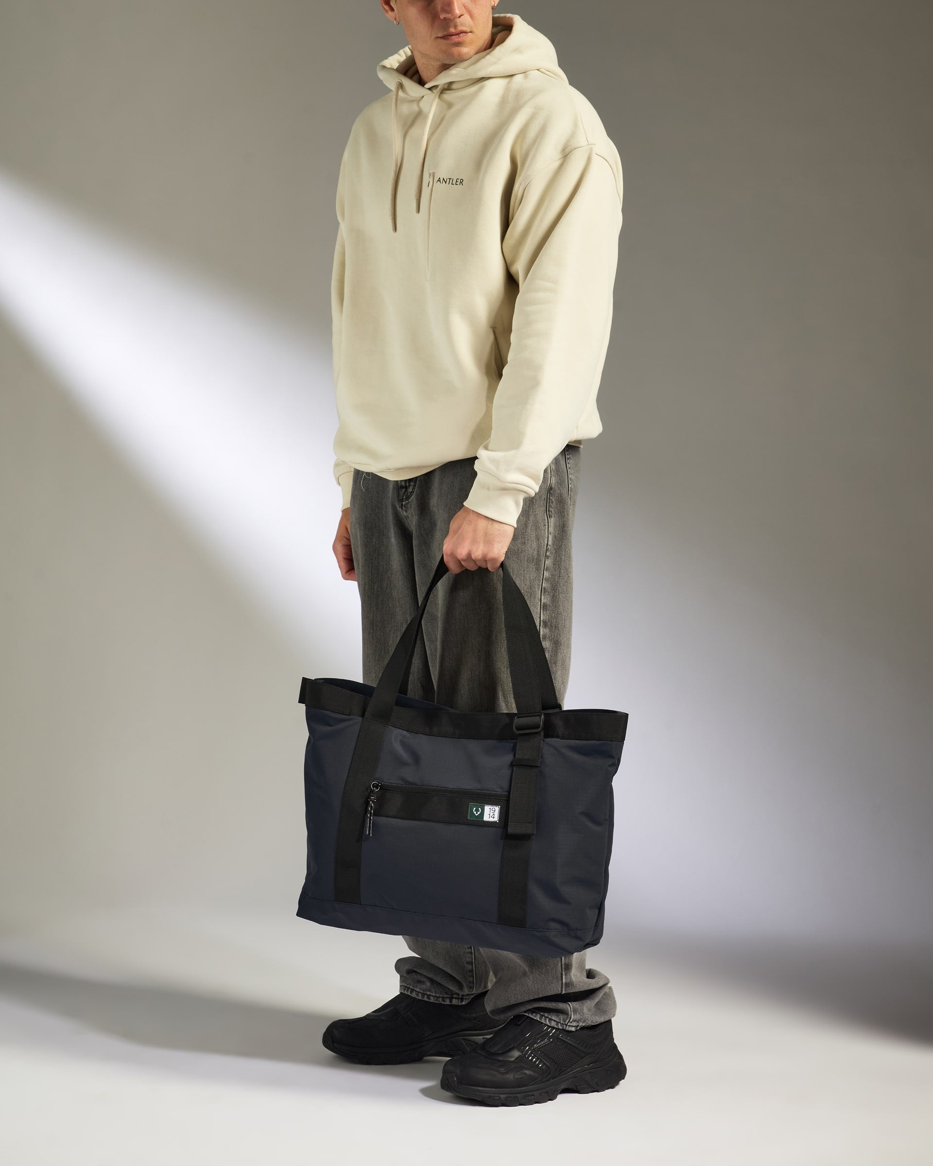 business travel tote bag Holderness & Bourne Holderness & Bourne The Treadwell Navy Ballistic and documents. Antler Essential Tote Bag In