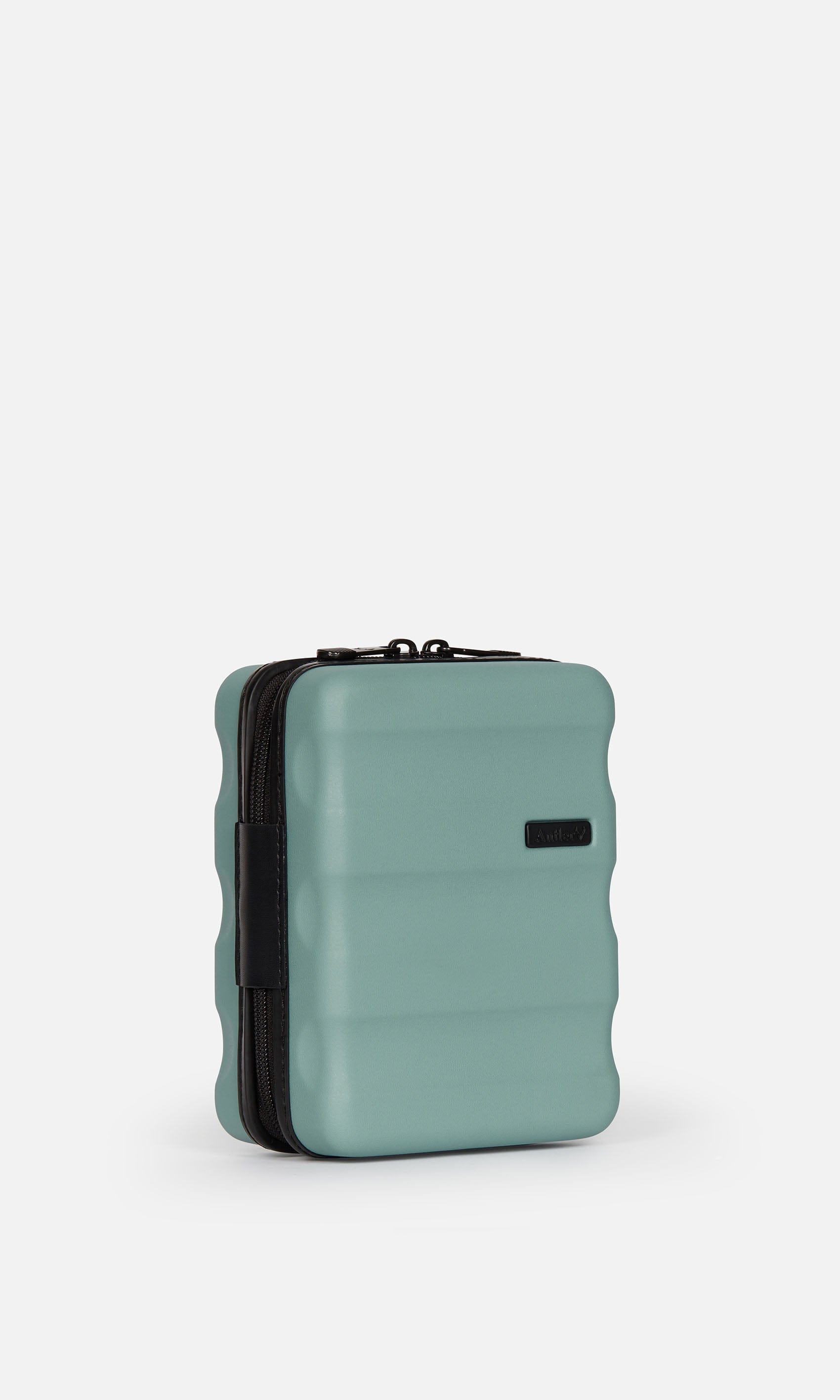 Toiletry bagsN N N N Antler USA